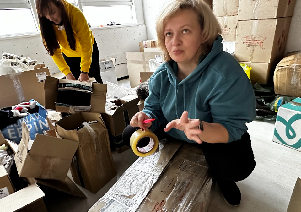 Частина коробок вже розібрана, частина готова до відправки. Жінки хабу "Кенгуруш" вантажать їх на відправку самотужки