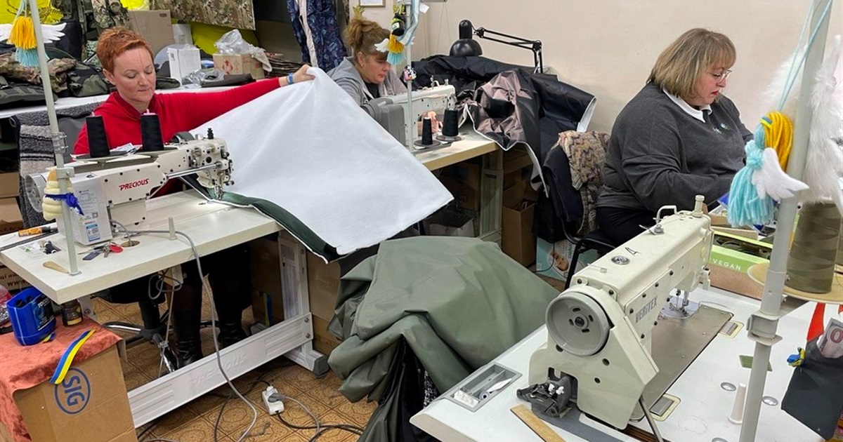 Плащі, яких не бачать тепловізори, і безкоштовний одяг: як волонтерять люди з півдня