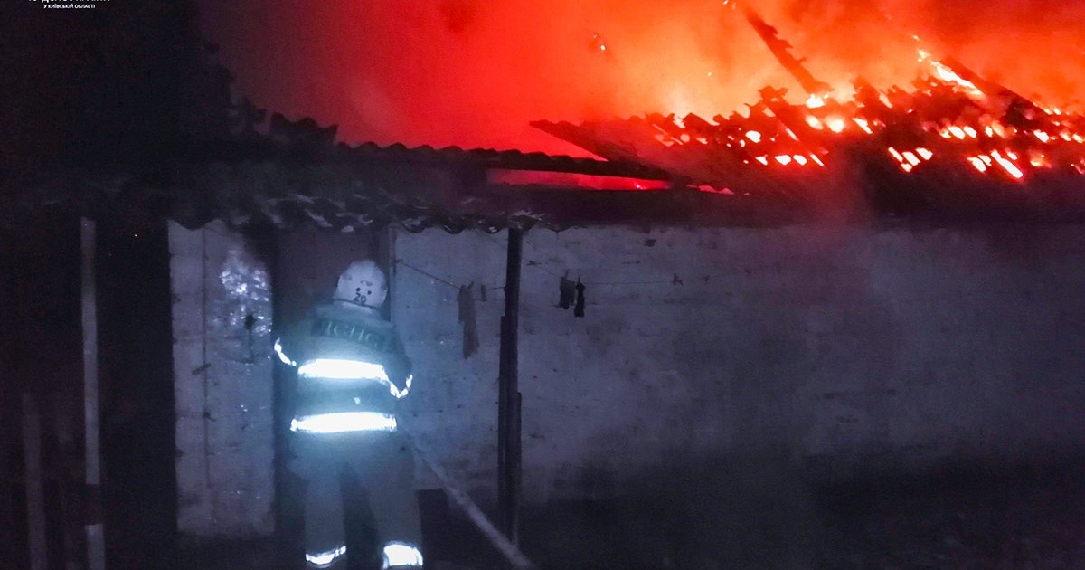 Не дали поширитися вогню на хату: рятувальники спільно гасили пожежу у Ржищеві