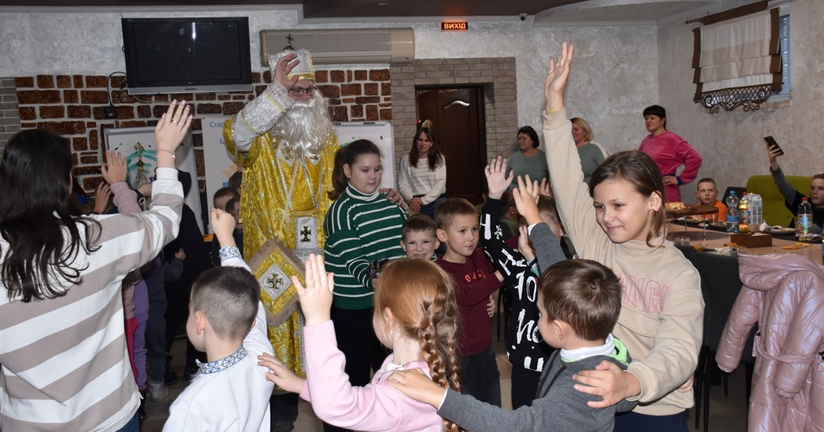 Новини воєнного часу. Старокостянтинівщина. Відзначили волонтерів, провели акцію, відкрили майстерню