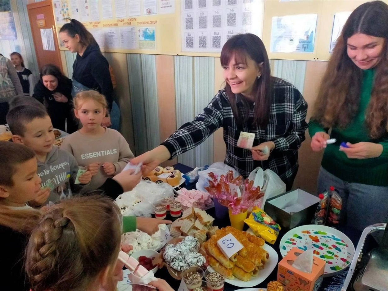 Смаколики на благодійному шкільному ярмарку