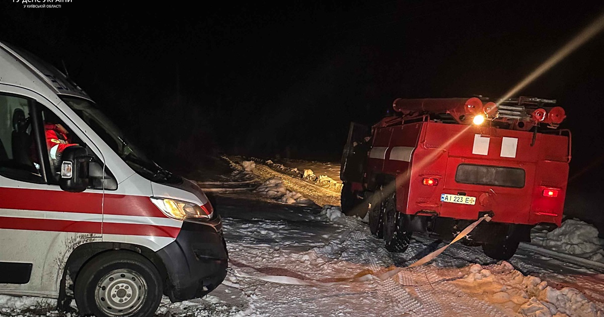 Ржищівські рятувальники вкотре допомогли медикам вибратися зі снігу