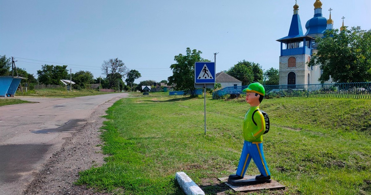 Переяславські комунальники купили на 100 тисяч скульптур «хлопчиків-пішоходів»