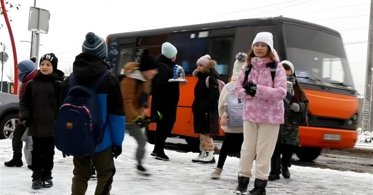 В Ірпені автобус з "Синергії" до ліцеїв їздить переповнений дорослими. В чому причина?
