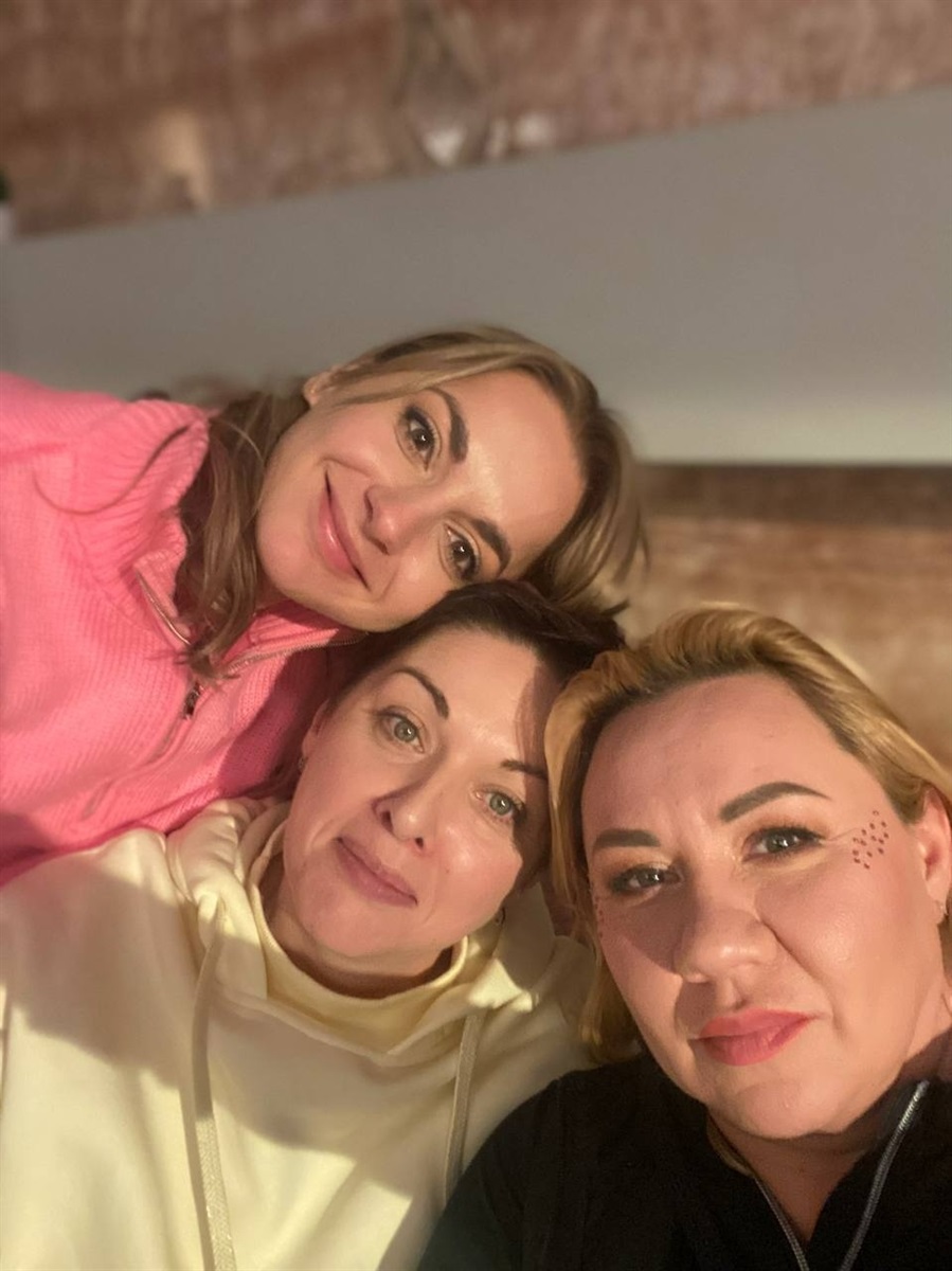 Кристина Клецька, Валерія Труніліна, Наталія Гончар працювали над новорічною програмою "Доставка казки"