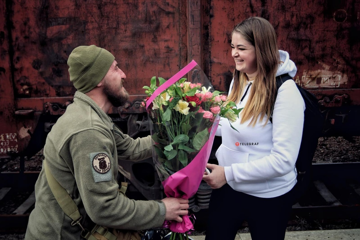 Вокзал міста Краматорськ став одним із місць найщасливіших зустрічей та найболючіших прощань. На фото захисник України зробив пропозицію своїй коханій на вокзалі Краматорська.