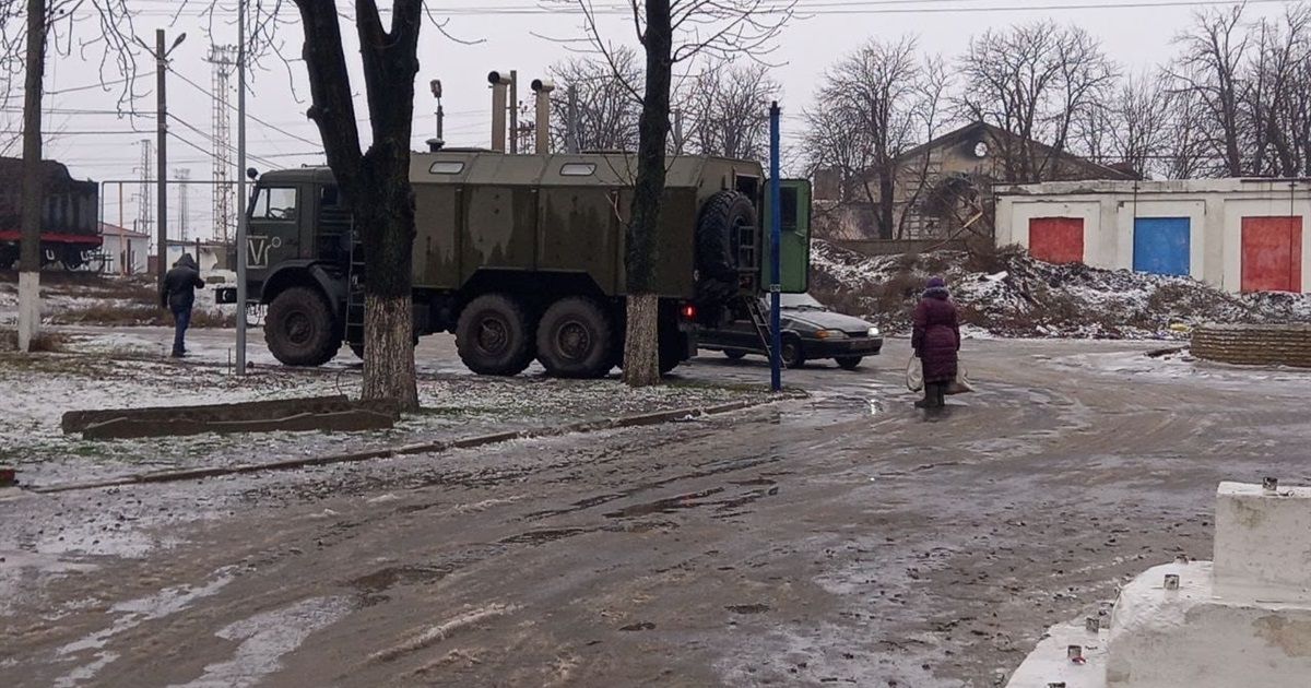 Як російські окупанти прикривають свою техніку мирними мешканцями у Волновасі. Фото