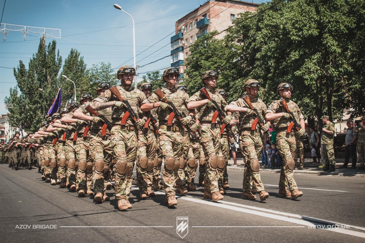 Урочиста хода під час святкування річниці звільнення Маріуполя