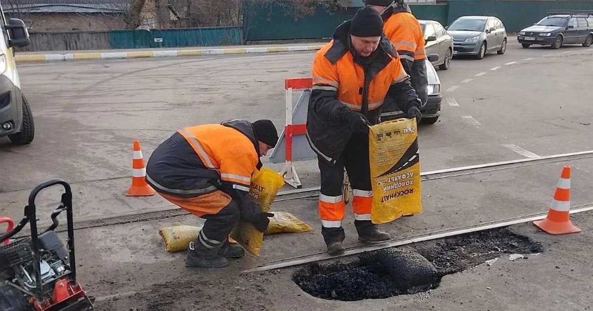 В Ірпені у грудні латають ями на дорогах: комунальники пояснили, чому та чим це роблять