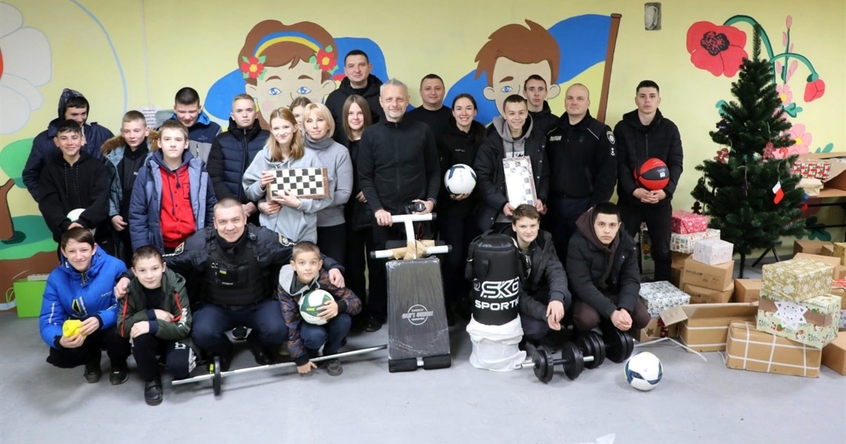 Школярі з Херсонщини отримали спортінвентар і гумдопомогу від чернівецьких поліцейських