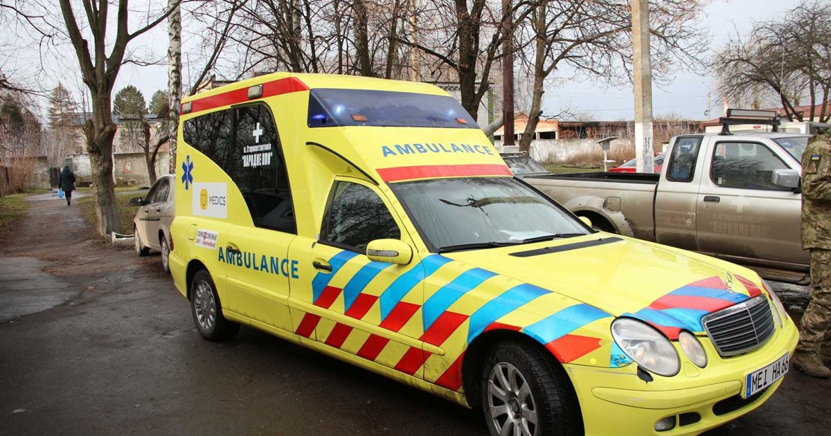 Волонтери привезли до Старокостянтинівської лікарні реанімаційний автомобіль. Фото з місця події