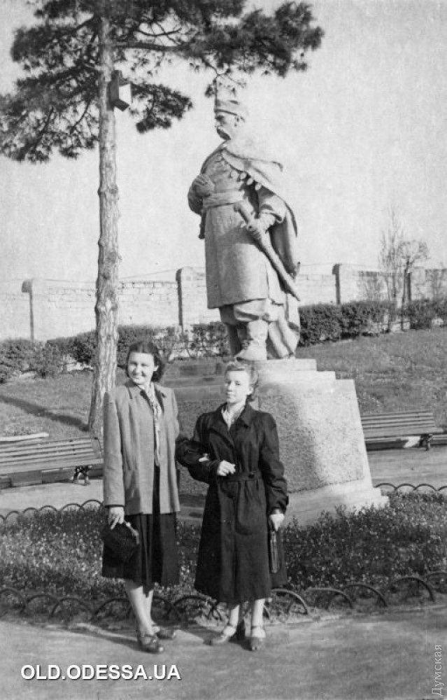 Пам'ятник Хмельницькому в Одесі (зараз перенесений в Килію)