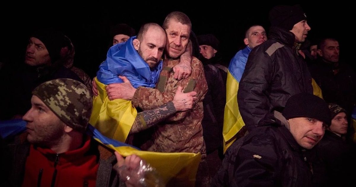 З російського полону звільнили шістьох медиків. Ворог тримав їх у неволі майже два роки