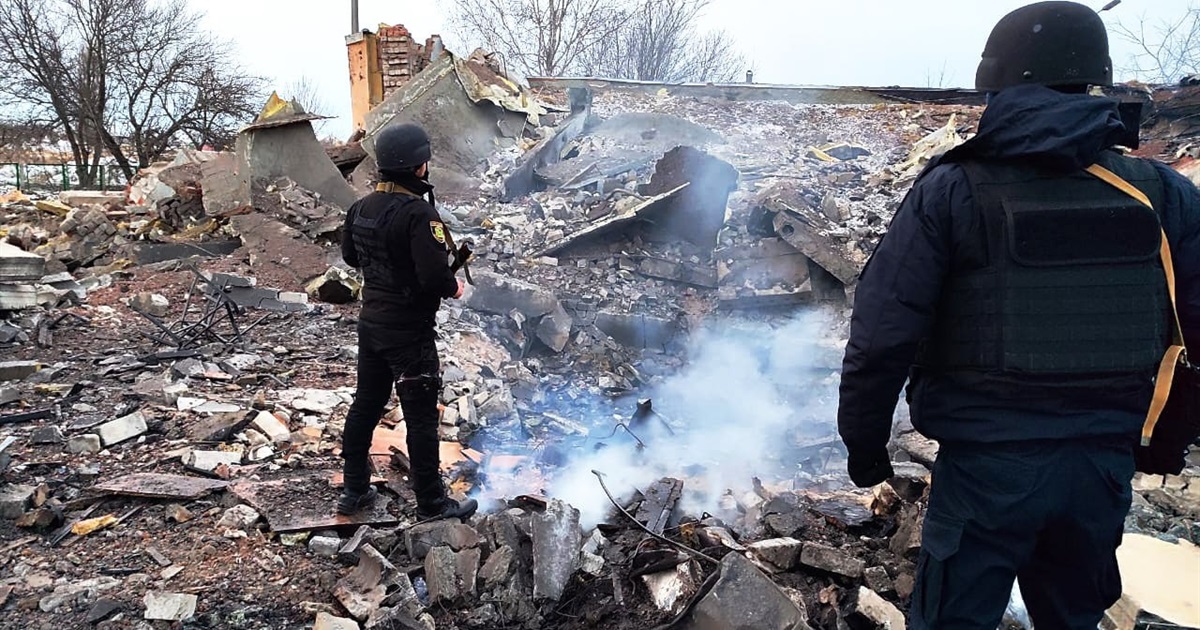 На Хмельниччині сили ППО збили 2 ракети. На жаль, є руйнування. Загинули люди!