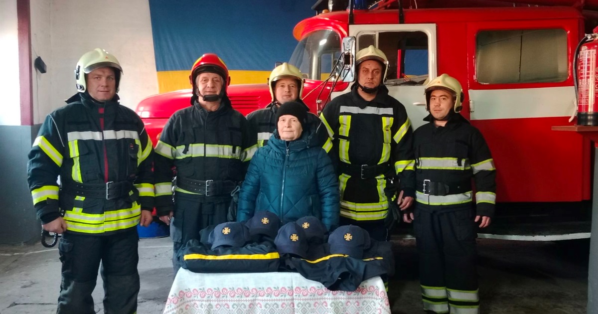 Мама загиблого захисника подарувала нову форму пожежній команді