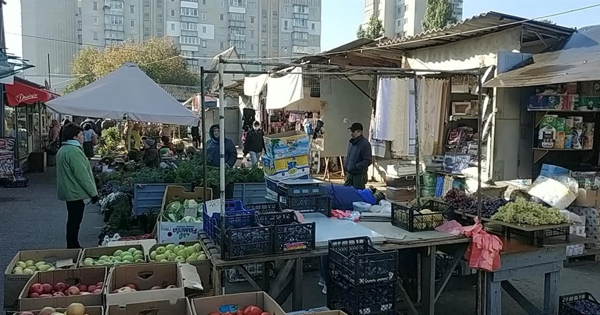 В Ірпені заборонять торгівлю з землі у переходах, але виділять для цього місця на ринку