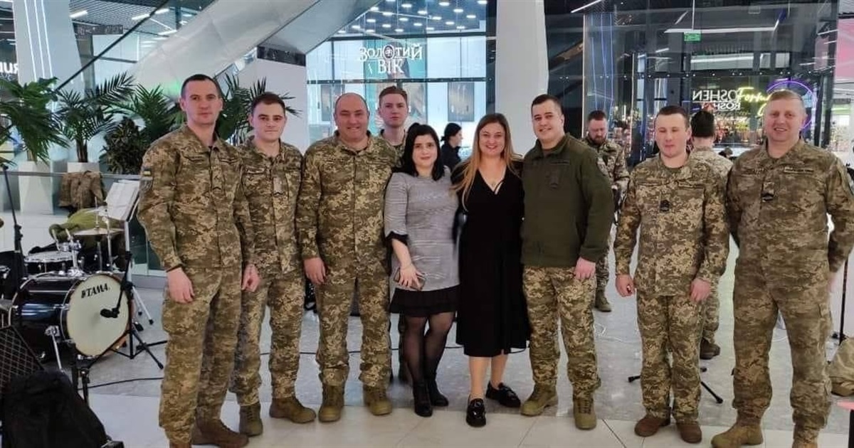 Військовий оркестр виступив в Бучі на підтримку захисників з 60 ОМБр