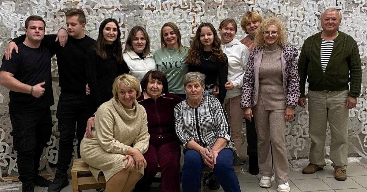 Маскувальні сітки, сплетені руками волонтерів з Херсонщини і Закарпаття, рятують життя захисників