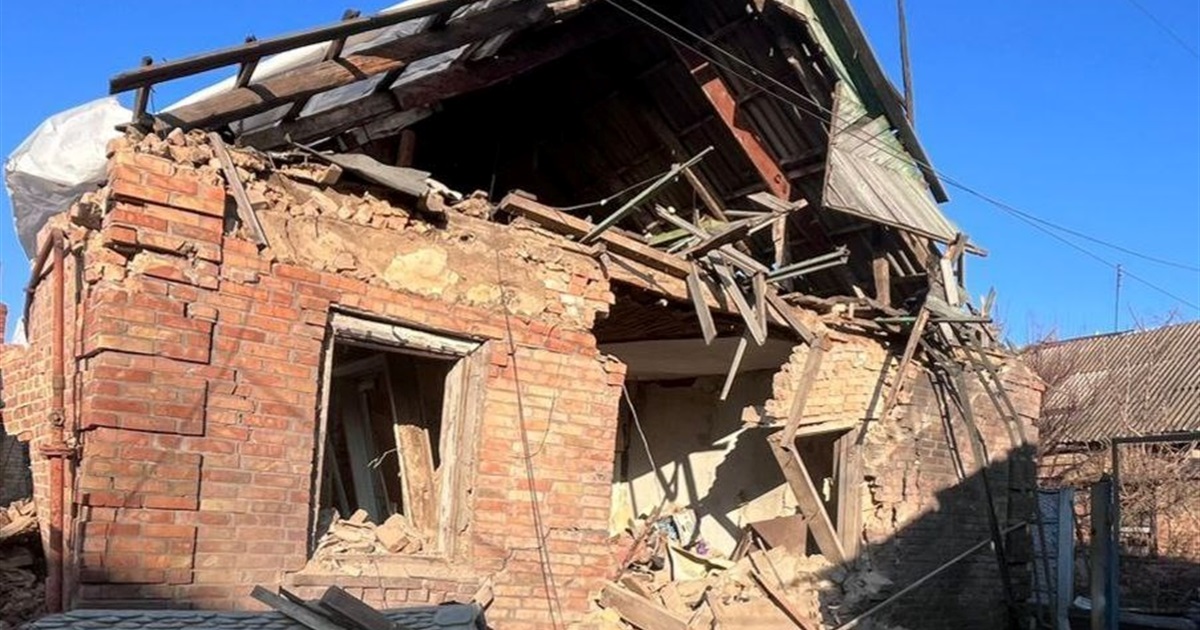 Двоє поранених мешканців, пошкоджені будинки та комунальне підприємство: наслідки обстрілів Нікополя
