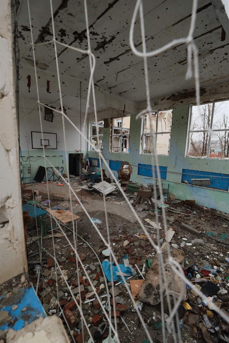Не всі школи в громаді можна відновити. Деякі постраждали занадто сильно.
Спортзал школи сусіднього села Богородичне. 