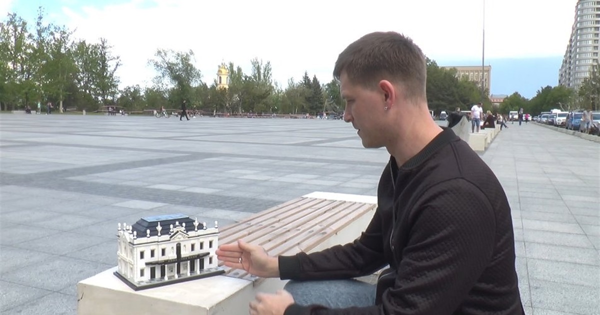 Починають від вікна: як проєкт «MiNiMISTO» створює моделі зруйнованих війною будівель із LEGO