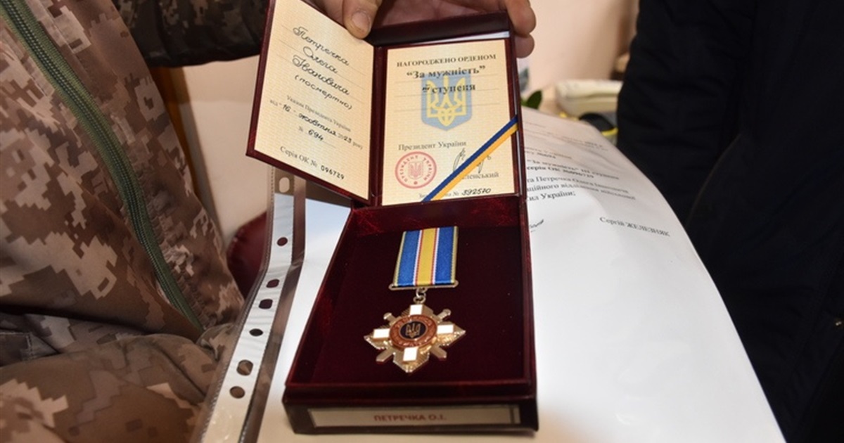 Матері старокостянтинівського захисника передали відзнаку Президента України