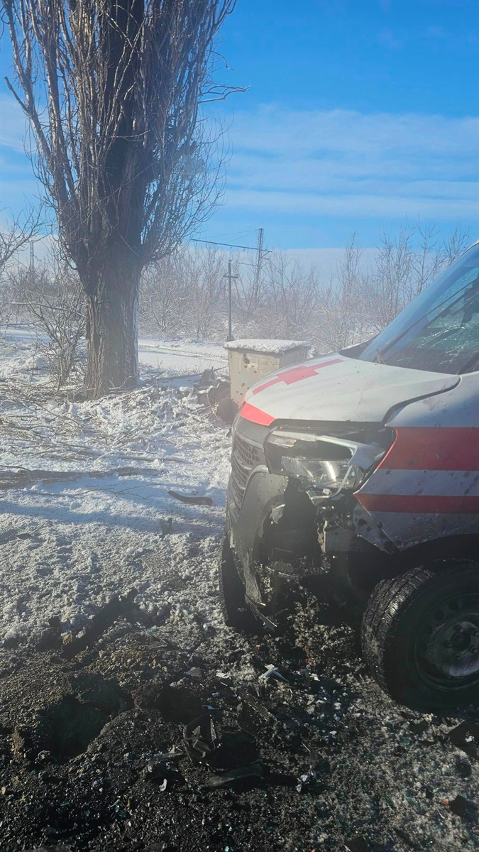Внаслідок першого влучання дрона авто отримало пошкодження, а сам волонтер був поранений у ногу
