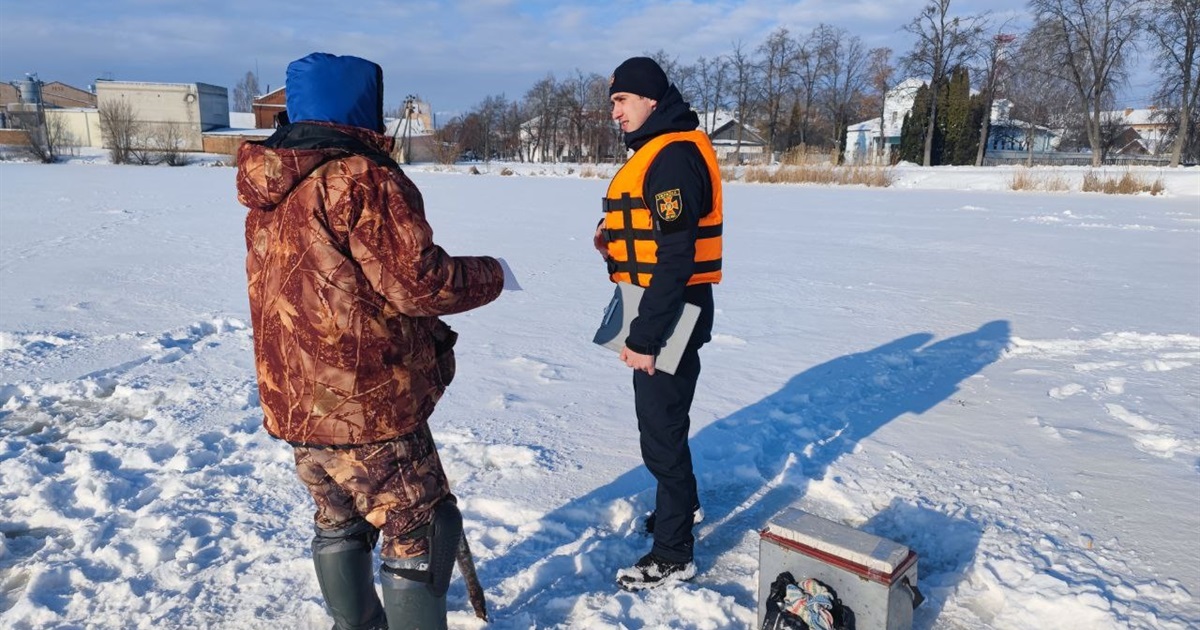 Корюківські рятувальники попереджають про тонкий лід і небезпечне рибальство