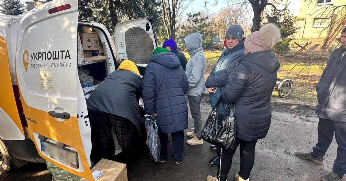 Це пошта на колесах. Як вона допомагає людям з прифронтових територій тримати зв'язок з рідними?
