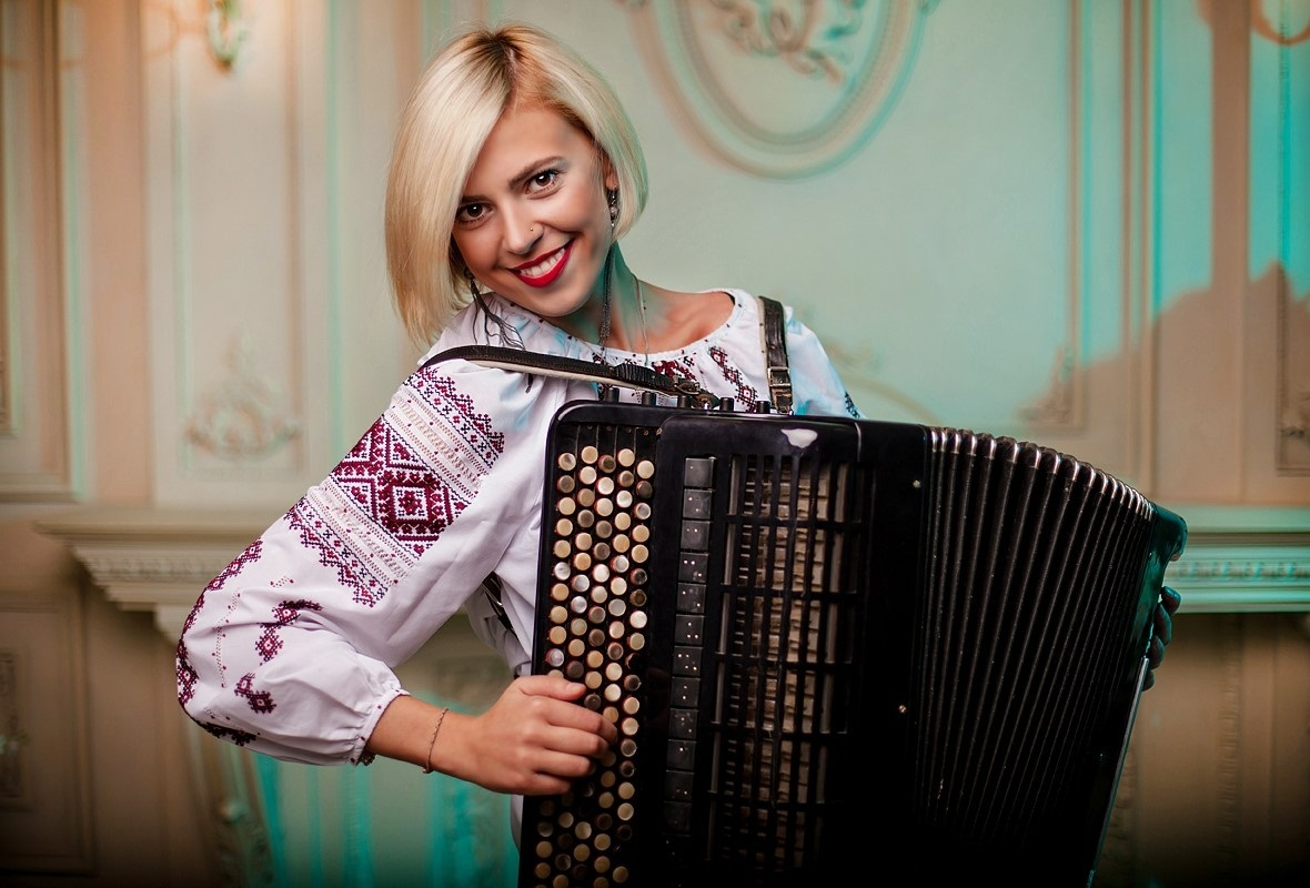 Катерина Пилипенко досконало володіє 7 музичними інструментами
