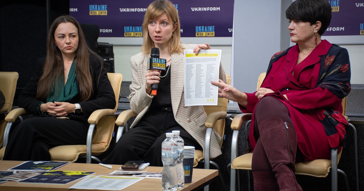 Українців закликають писати «листи до вільного Криму», щоб підтримати політв’язнів. Як це зробити?