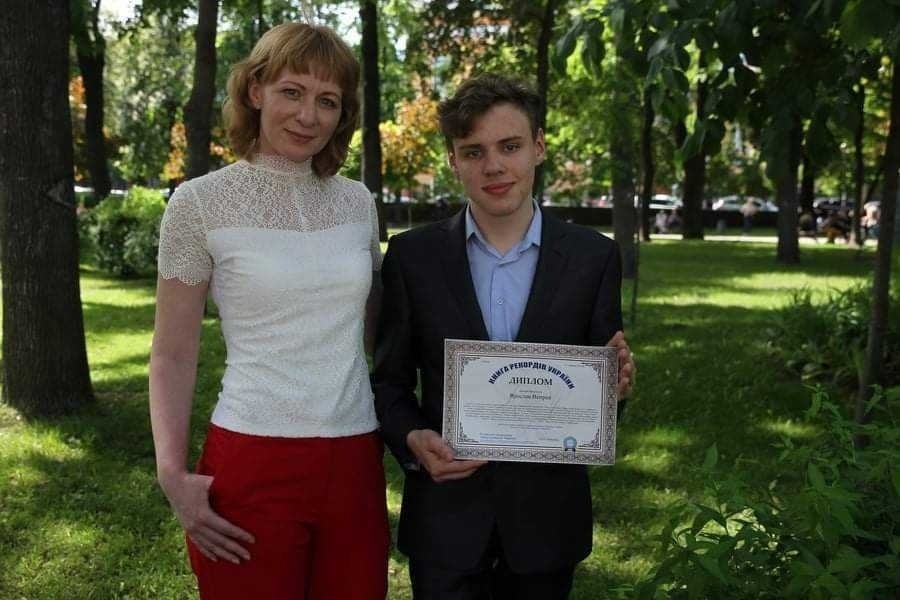 Ярослав з мамою після нагородження