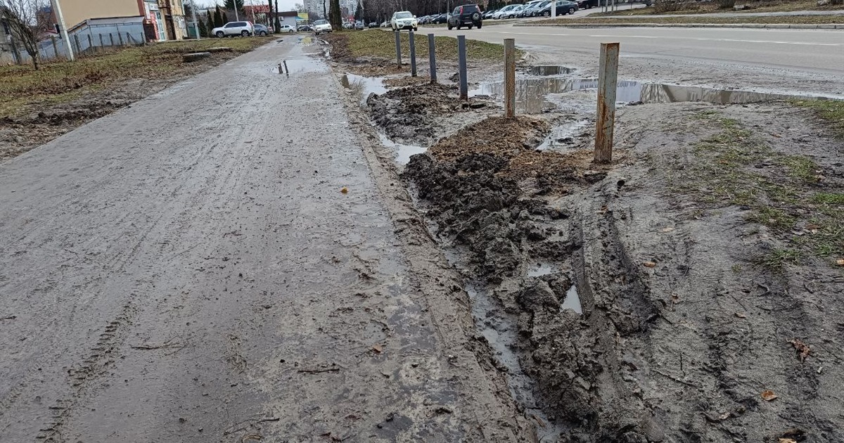 У Переяславі комунальники огородили новий тротуар обмежувальними стовпчиками від заїзду автомобілів