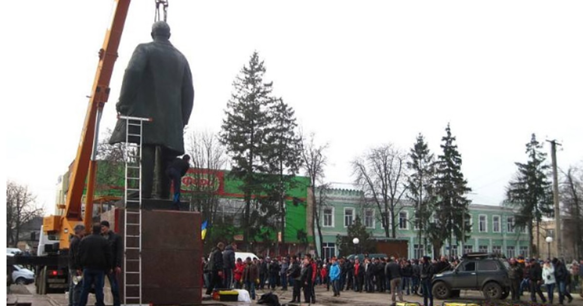 Десять років тому в Гадячі знесли пам’ятник Леніну. Як це було
