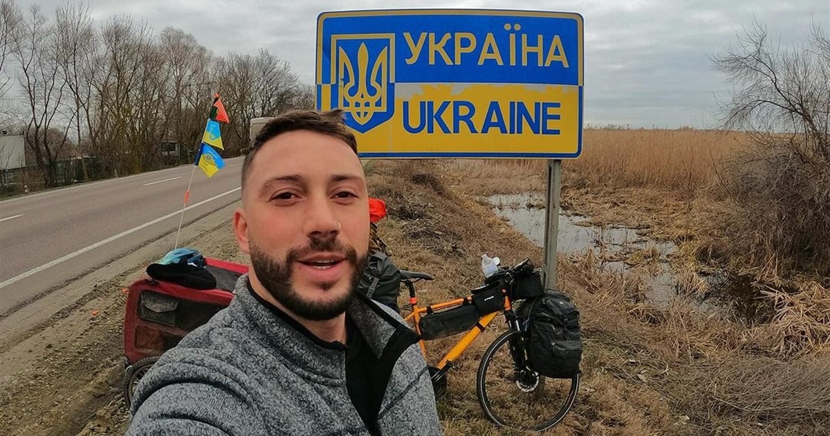 «Щоб люди не забували, що триває війна»: історія веломандрівника Мануеля, який об'їхав Україну