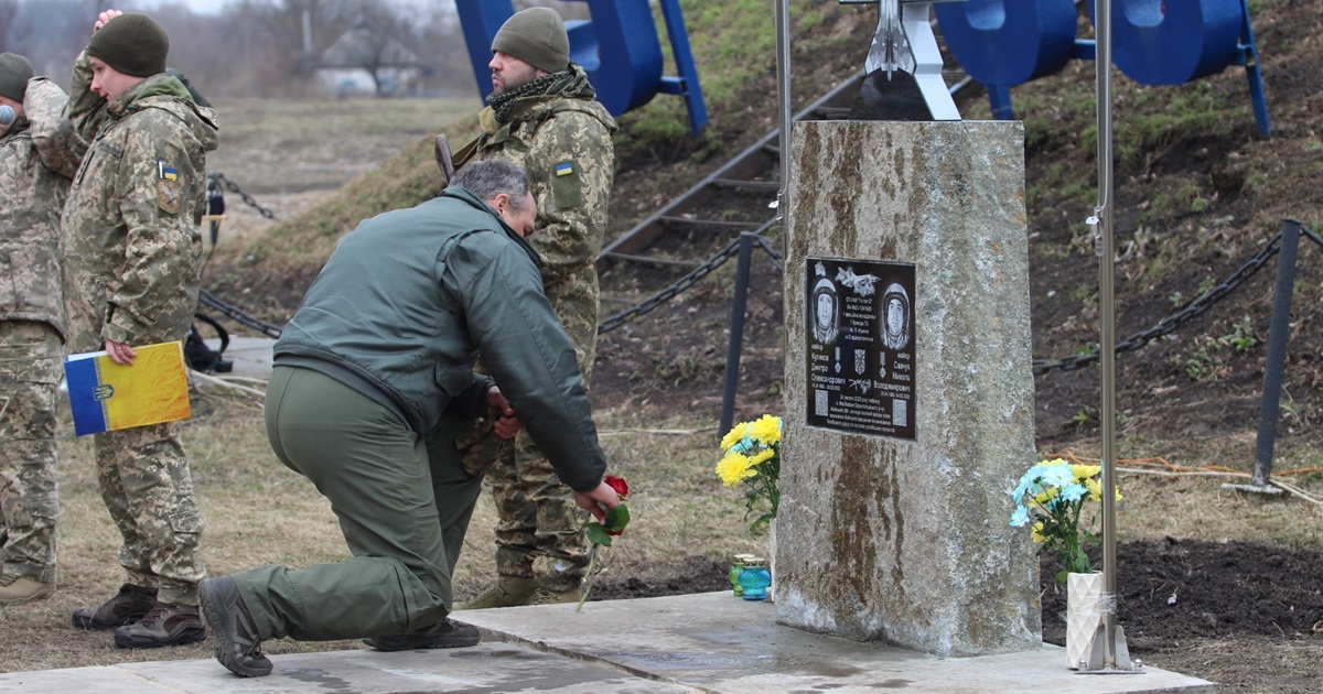 Подвиг у перший день війни: на Київщині відкрили пам'ятник двом старокостянтинівським пілотам