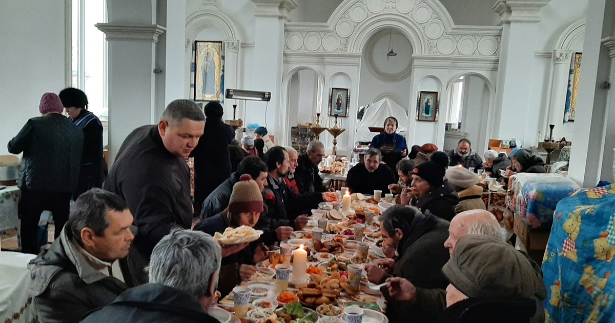 «Нас відділяє 4 кілометри від ворожих військ». Як у Бериславі на Херсонщині працює благодійна кухня