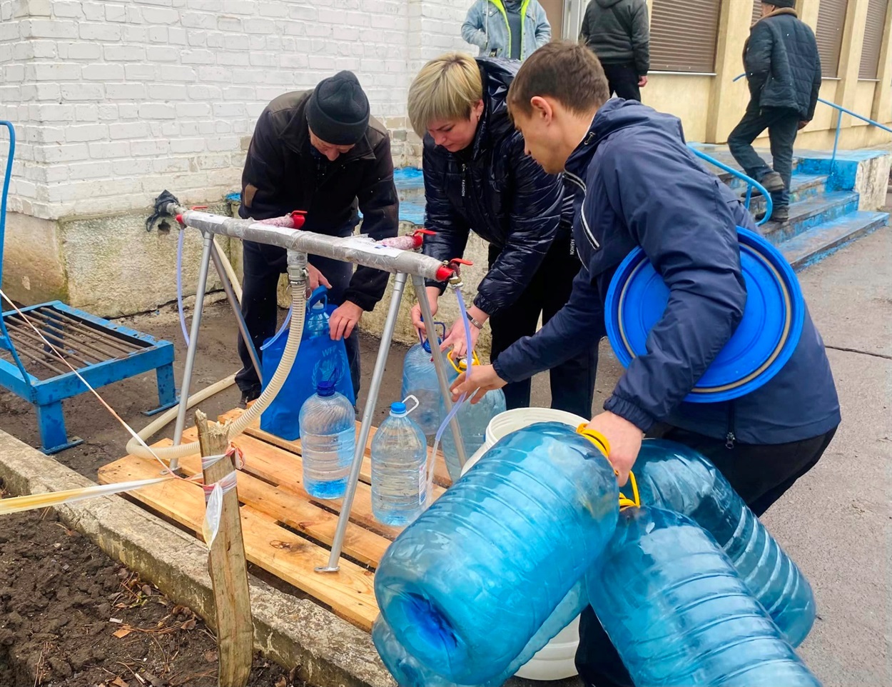 Пункт  роздачі питної води у Шевченківському окрузі, його встановили завдяки допомозі благодійної організації Water Mission