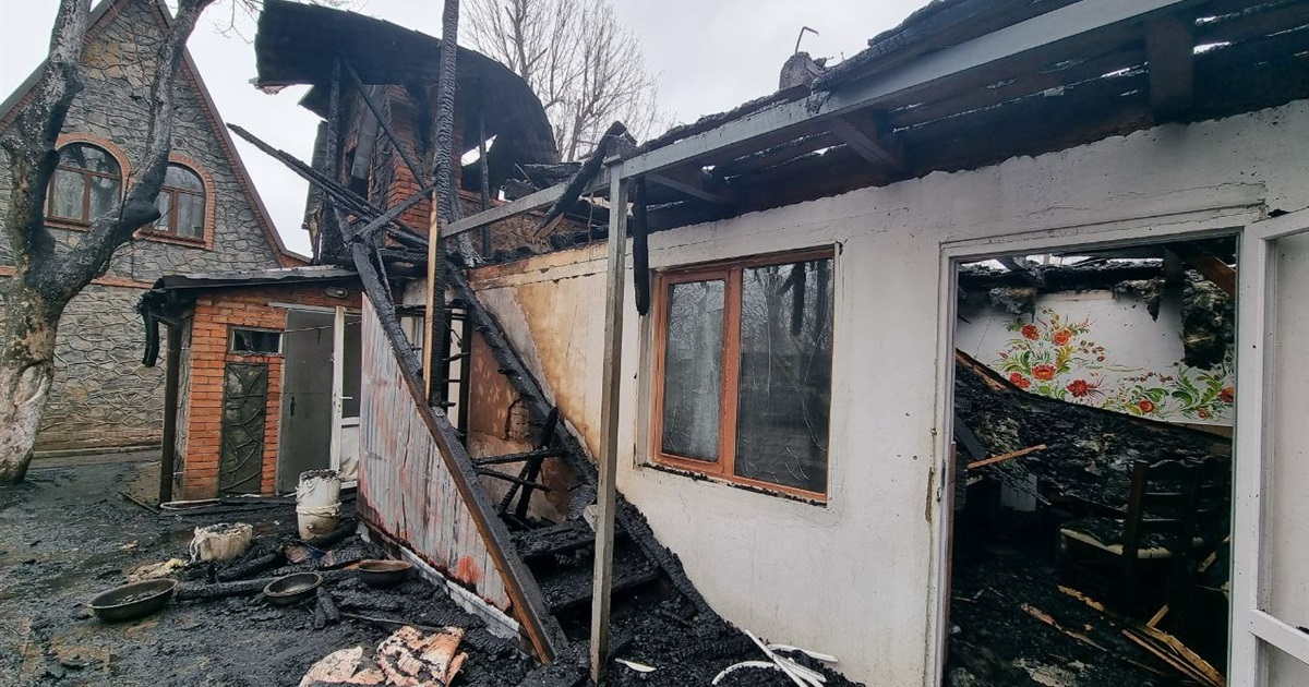 Пожежа в кафе «Любава» у Жмеринці: вогонь охопив дерев’яні конструкції