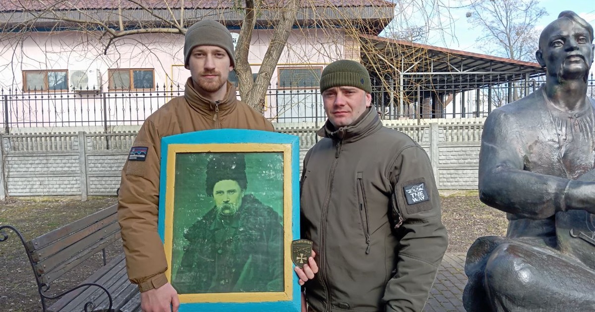 Воїн Іван Шевченко врятував на обпаленій війною Донеччині портрет Шевченка і подарував Переяславу