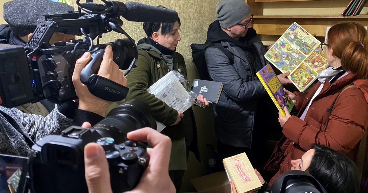 В Херсоні відкрили 3 нових букшелтери. Їх наповнили книжками від українського ПЕН-клубу