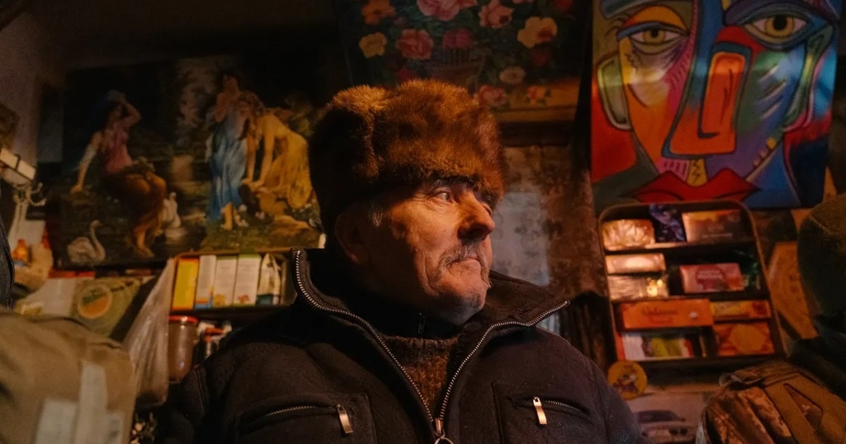 Віталій все життя збирає старі речі. Він живе під обстрілами у власному будинку-музеї у Часовому Ярі