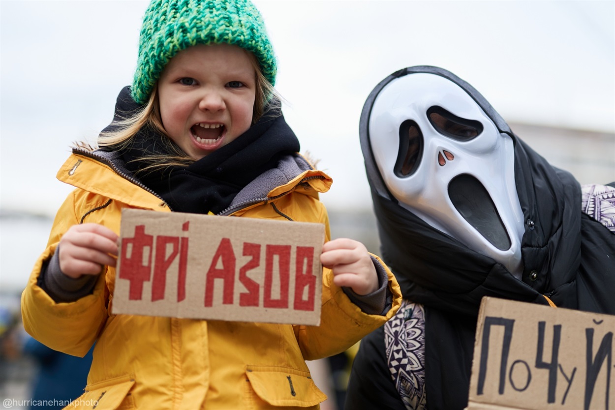 Соломійка і Ганна Курцановська на одній з акцій на підтримку військовополонених у Києві
