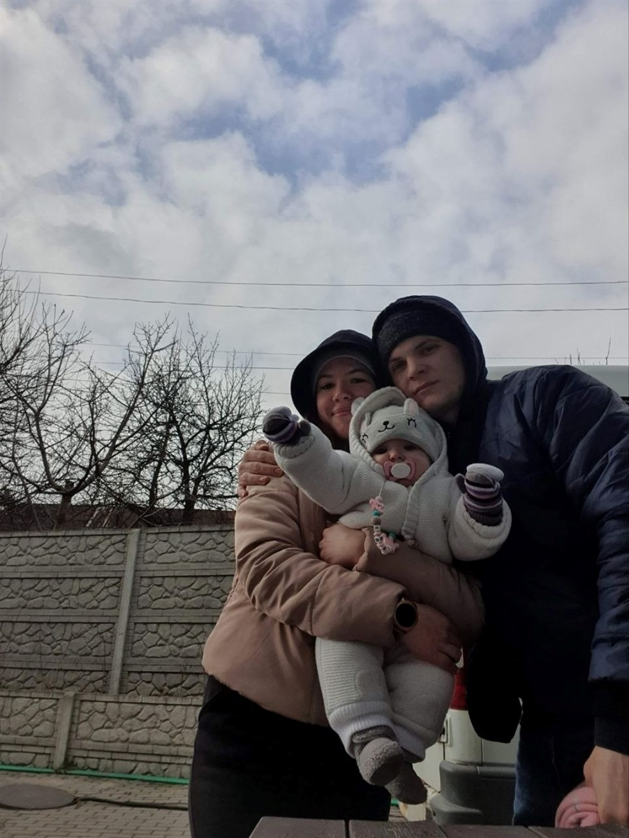 Тетяна Атрохова з чоловіком та донькою в перший місяць евакуації