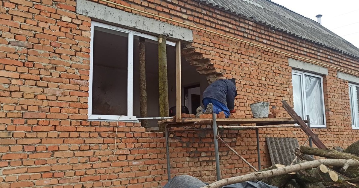 У Старокостянтинівській громаді відновлюють будинки після атаки шахедів