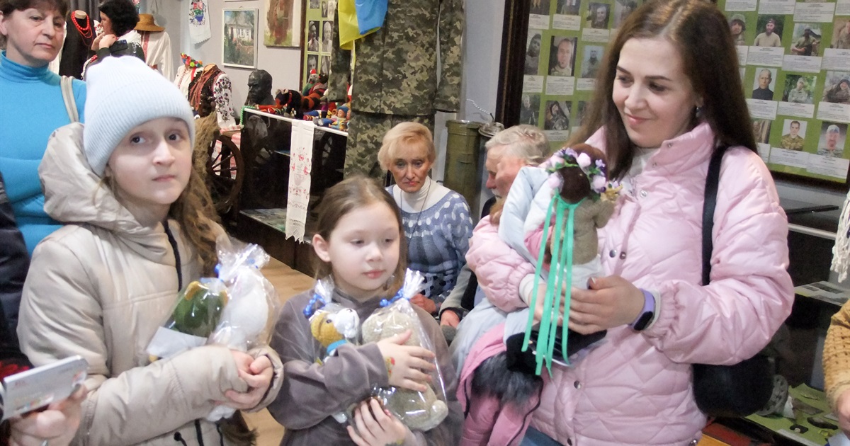 Казковий світ на долонях: у Кагарлицькому музеї відкрито виставку іграшок ручної роботи