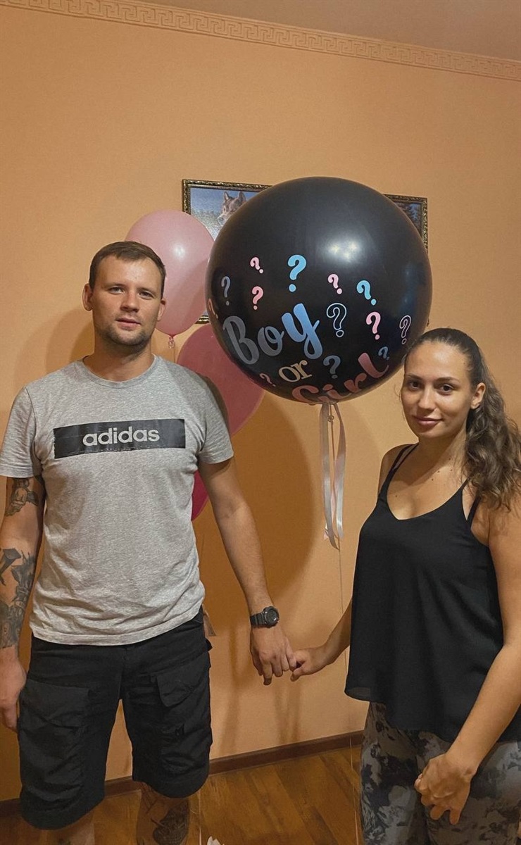 Щасливе подружжя в очікуванні дитини