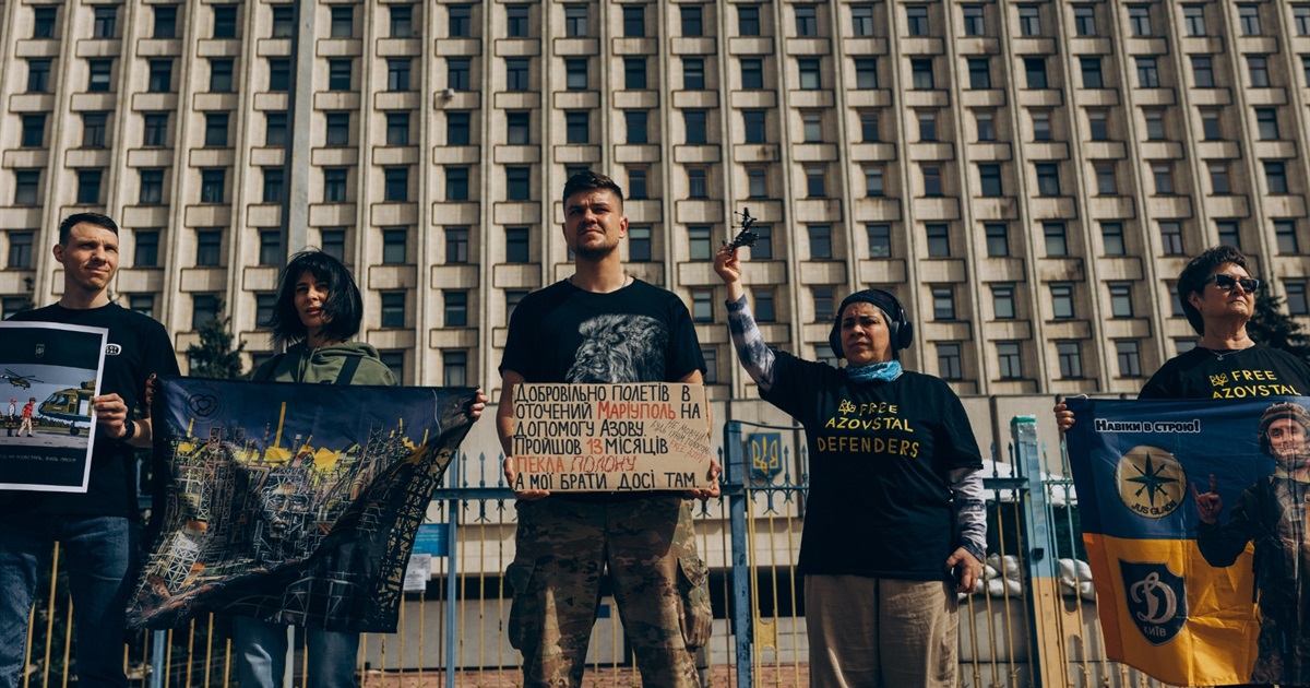 Один квиток на “Азовсталь”. Перформанс журналістки Свої, добровольців і рідних загиблих в Маріуполі