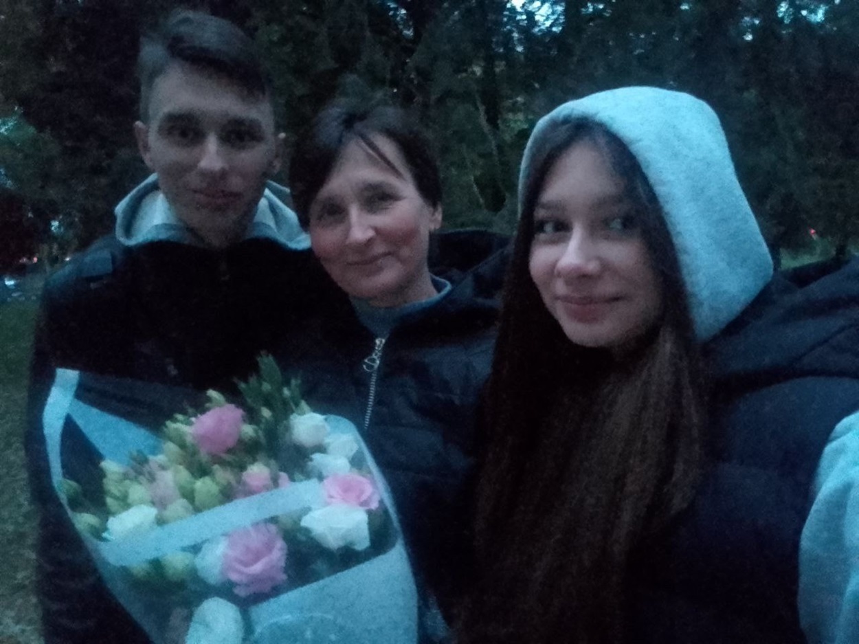 Серафим з мамою та сестрою 