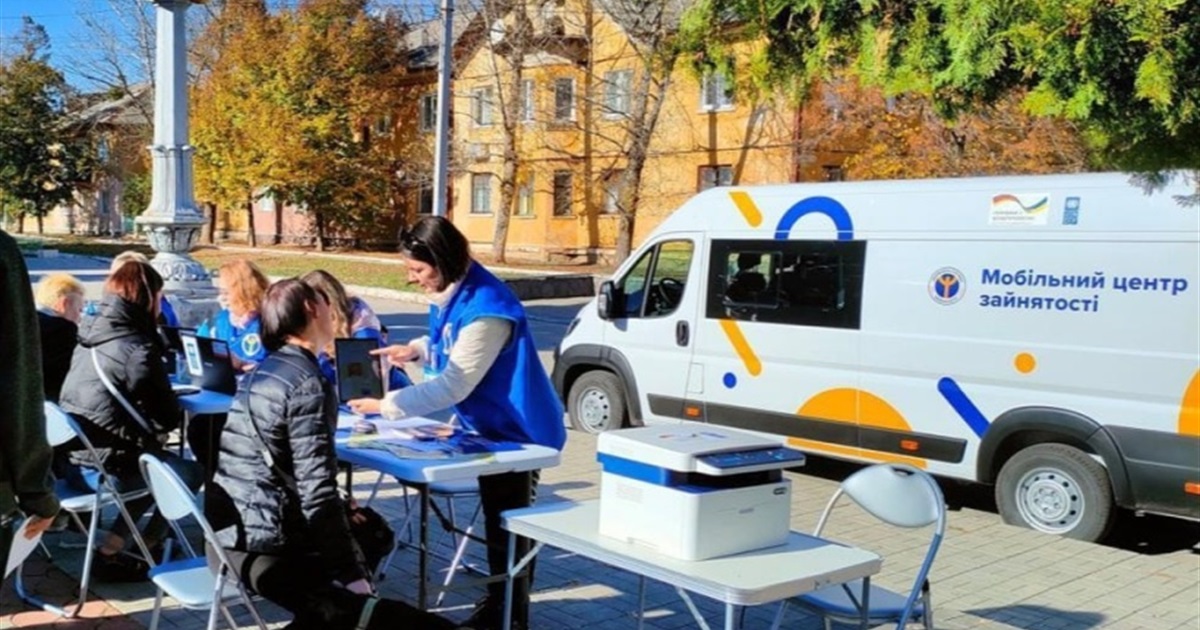 Українці можуть знайти роботу в «Армії відновлення». Що це за проєкт і для кого він